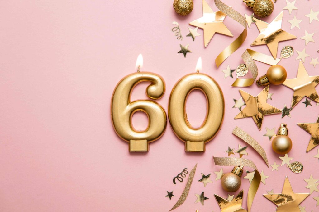 נרות יום הולדת של מספר 60 ליד קישוטים נרות יום הולדת של מספר 60 ליד קישוטים